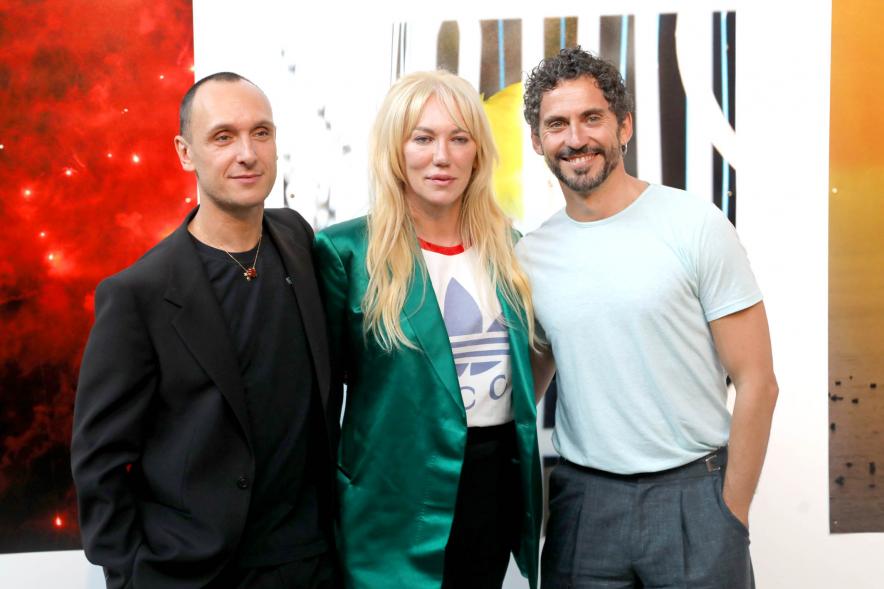   Inauguración Exposición de Gorka Postigo "We Are the Flowers in Your Dustbean" - Posado de Gorka Postigo con Topacio Fresh y Paco León.