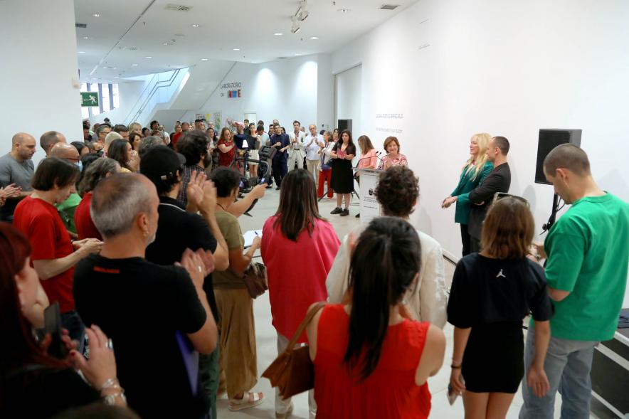 Inauguración Exposición de Gorka Postigo "We Are the Flowers in Your Dustbean" - Primer plano del numeroso público.