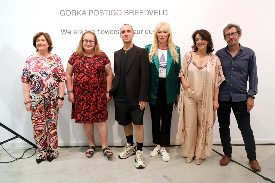 Inauguración Exposición de Gorka Postigo "We Are the Flowers in Your Dustbean" -  Posado del autor con sus amigos y la concejal Rosario Tamayo.