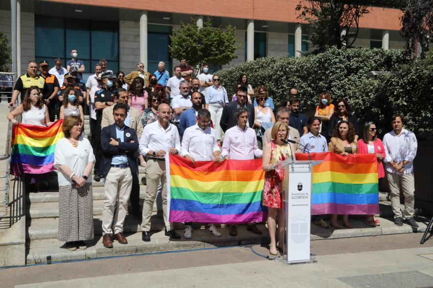  Lectura del Manifiesto del Día del Orgullo LGTBI+  - Imagen de la concejal de Promoción de la Igualdad, Ofelia Culebradas en un momento de la lectura de la declaración institucional.