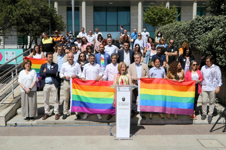  Lectura del Manifiesto del Día del Orgullo LGTBI+  - Imagen de la concejal de Promoción de la Igualdad, Ofelia Culebradas en un momento de la lectura de la declaración institucional.