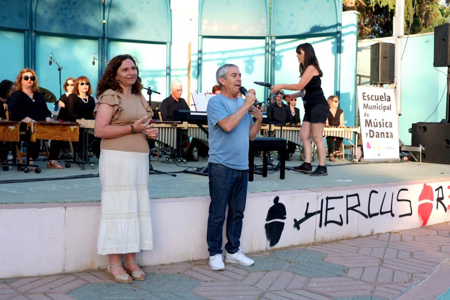 La Música Conquista la Calle 2022- Concierto en el Parque de la Comunidad de Madrid - Imagen de la concejal Ana Sotos con el presentador.