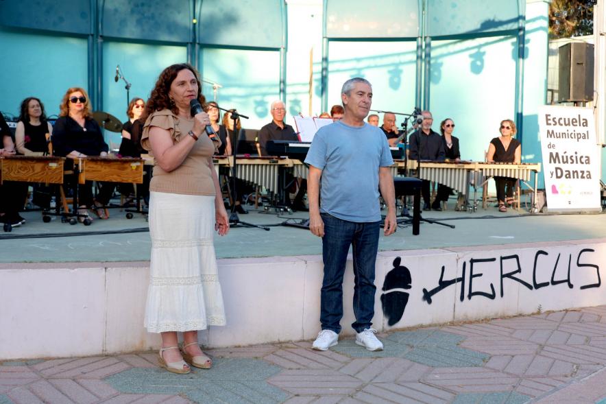 La Música Conquista la Calle 2022- Concierto en el Parque de la Comunidad de Madrid - La concejal Ana Sotos junto al presentador. 