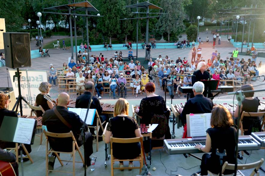 La Música Conquista la Calle 2022- Concierto en el Parque de la Comunidad de Madrid - Imagen trasera de la orquesta y el recinto. 