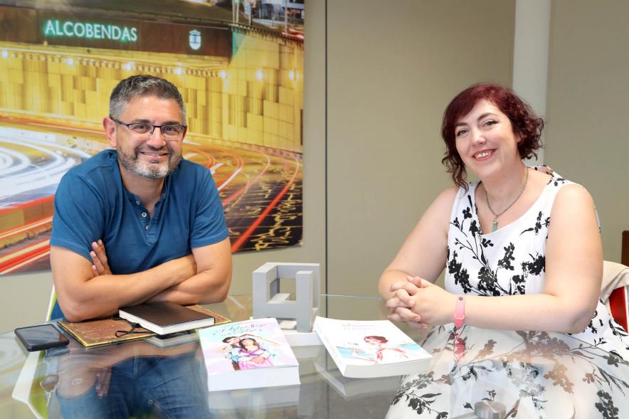  Recepción a Marta Muñoz Barrero en el Despacho del Vicealcalde - Imagen del vicealcalde Rafael Sánchez Acera junto a la escritora Marta Muñoz Barrero.
