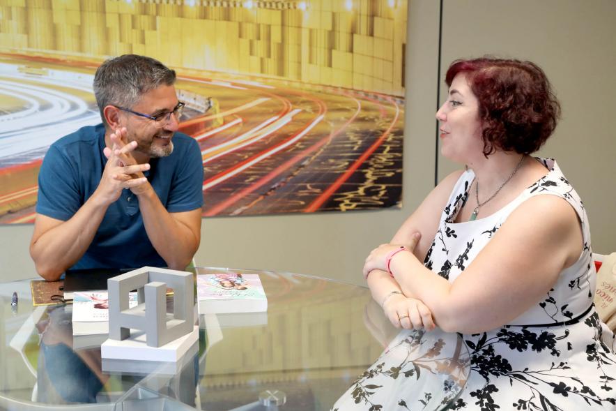  Recepción a Marta Muñoz Barrero en el Despacho del Vicealcalde - Imagen del vicealcalde Rafael Sánchez Acera junto a la escritora Marta Muñoz Barrero.