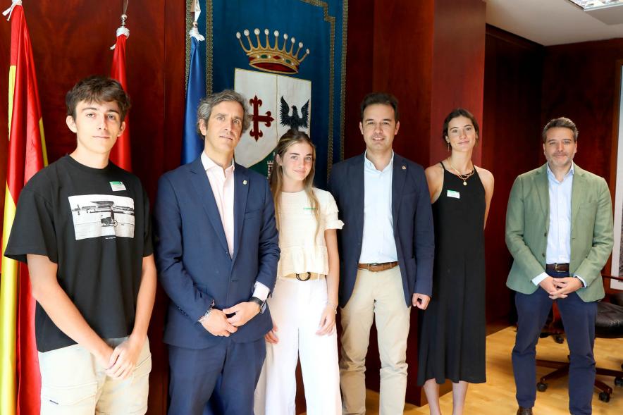 Reunión de Jóvenes del Rumbo al Sur con el Alcalde - Posado de los jóvenes con el alcalde Retolaza.