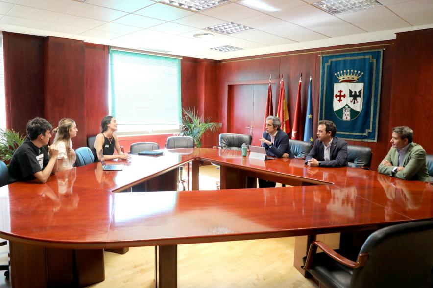 Reunión de Jóvenes del Rumbo al Sur con el Alcalde -  Imagen en el despacho del alcalde con los jóvenes.