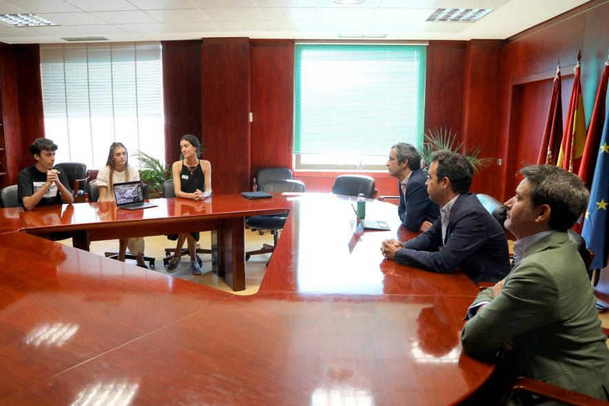 Reunión de Jóvenes del Rumbo al Sur con el Alcalde -  Imagen en el despacho del alcalde con los jóvenes