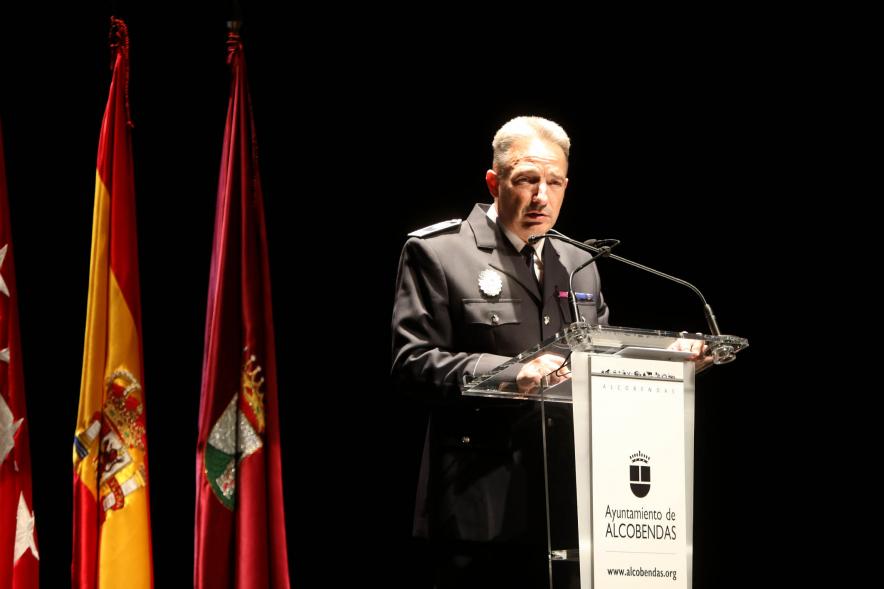 Festividad de San Juan de la Policía Local - Primer plano de un mando de la policía.