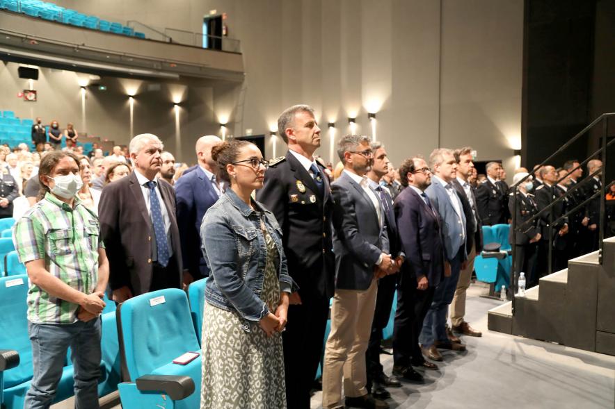 Festividad de San Juan de la Policía Local -  Plano  las autoridades municipales  y policiales, de pie.