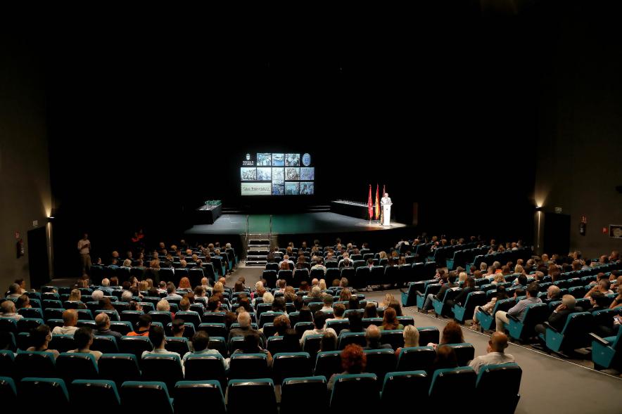 Festividad de San Juan de la Policía Local - Plano abierto de todos los asistentes en las butacas y del escenario.