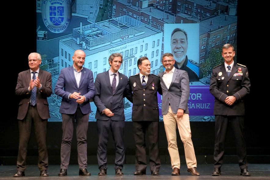 Festividad de San Juan de la Policía Local - Posado de la corporación municipal  con los policias homenajeados.