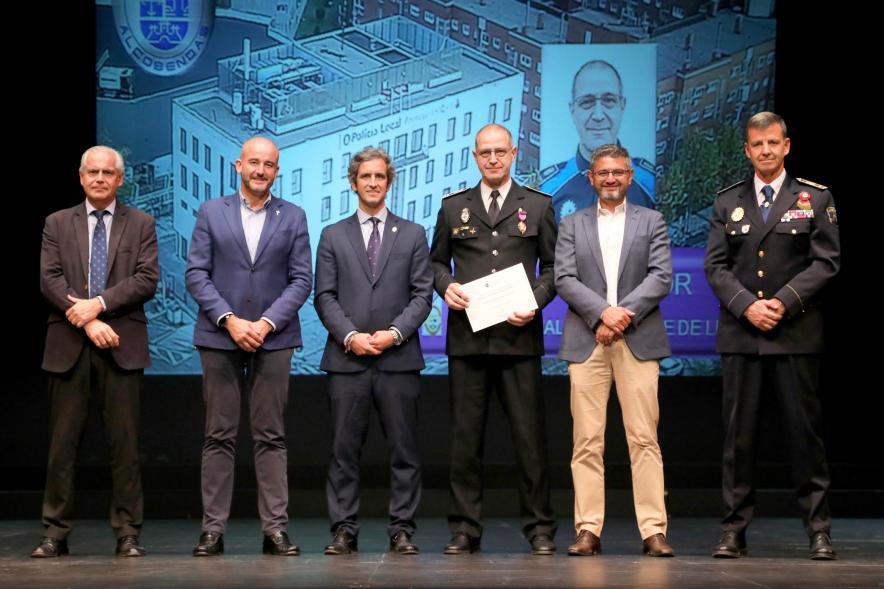 Festividad de San Juan de la Policía Local - Posado de los galardonados junto a la corporación municipal.