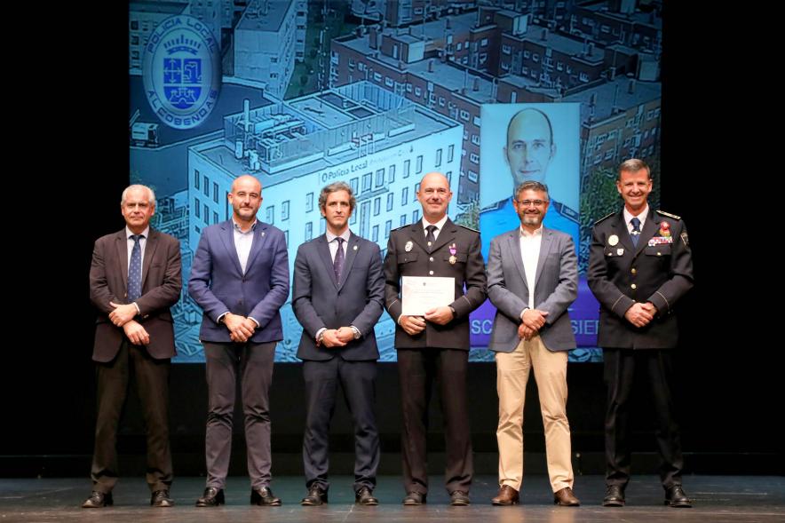 Festividad de San Juan de la Policía Local - Posado de los galardonados junto a la corporación municipal.