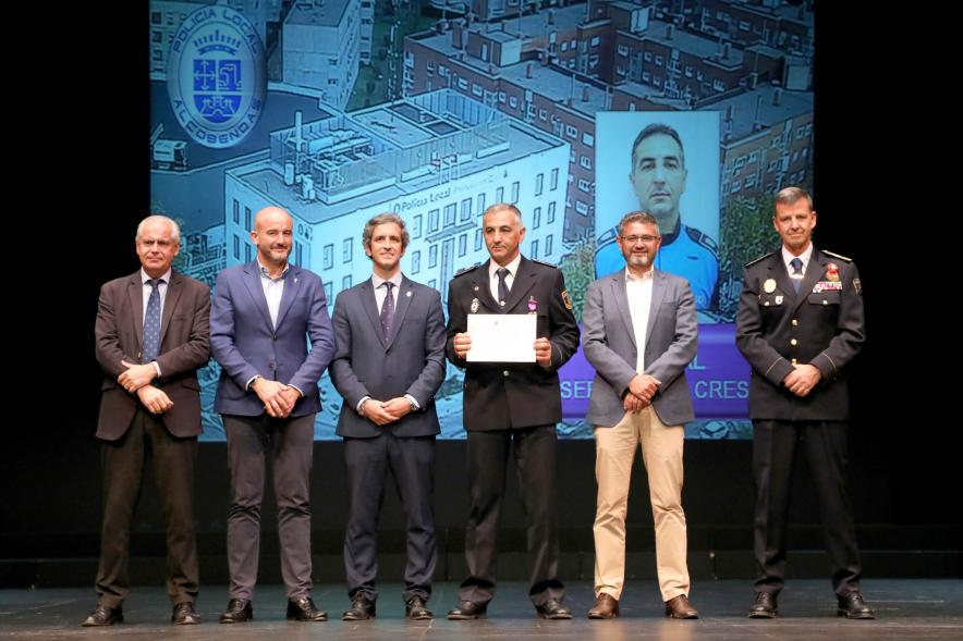 Festividad de San Juan de la Policía Local - Posado de los galardonados junto a la corporación municipal.
