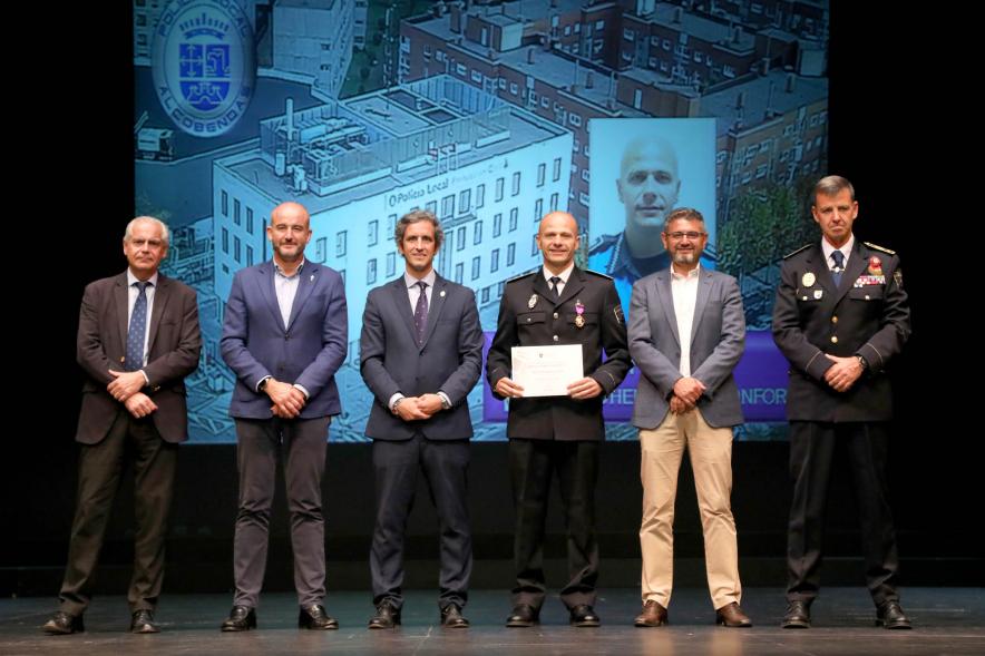 Festividad de San Juan de la Policía Local - Posado de los galardonados junto a la corporación municipal.