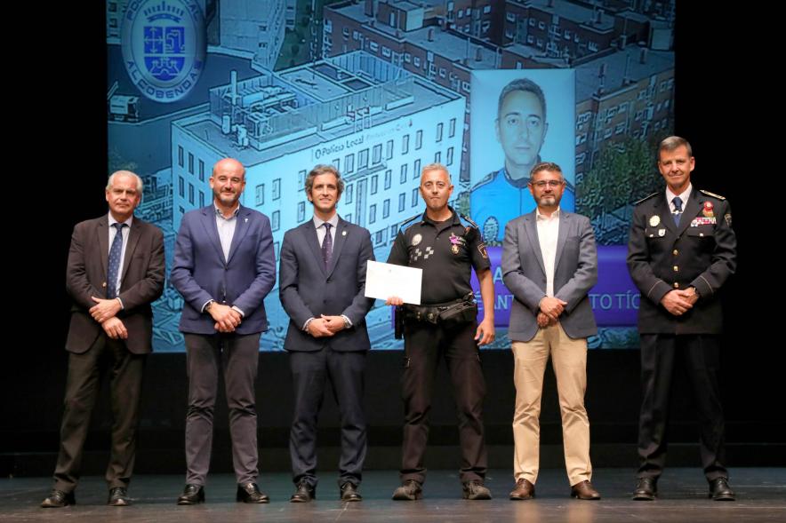 Festividad de San Juan de la Policía Local - Posado de los galardonados junto a la corporación municipal.