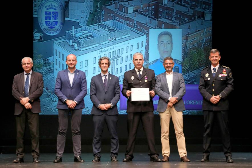  Festividad de San Juan de la Policía Local - Posado de los galardonados junto a la corporación municipal.