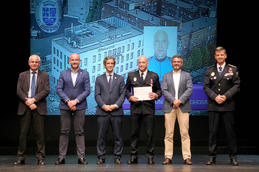 Festividad de San Juan de la Policía Local - Posado de los galardonados junto a la corporación municipal.