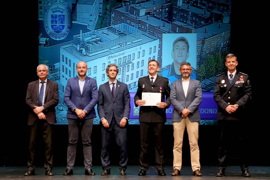 Festividad de San Juan de la Policía Local - Posado de los galardonados junto a la corporación municipal y representantes  policiales.