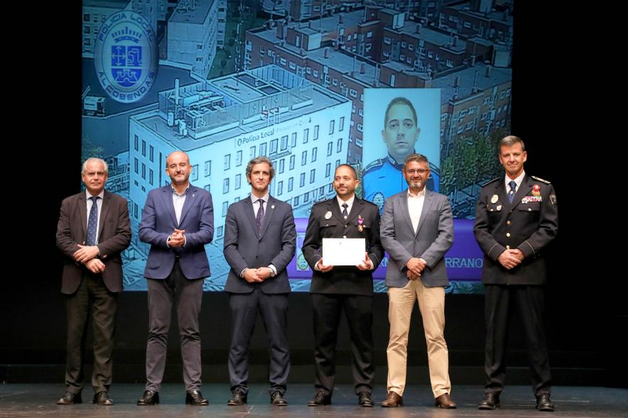 Festividad de San Juan de la Policía Local - Posado de los galardonados junto a la corporación municipal y representantes  policiales.