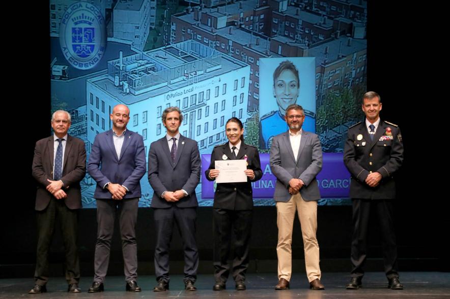 Festividad de San Juan de la Policía Local - Posado de los galardonados junto a la corporación municipal y representantes  policiales.