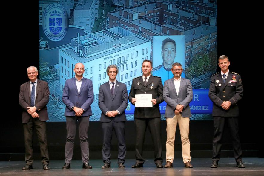 Festividad de San Juan de la Policía Local - Posado de los galardonados junto a la corporación municipal y representantes  policiales.