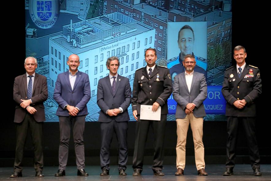 Festividad de San Juan de la Policía Local - Posado de los galardonados junto a la corporación municipal y representantes  policiales.