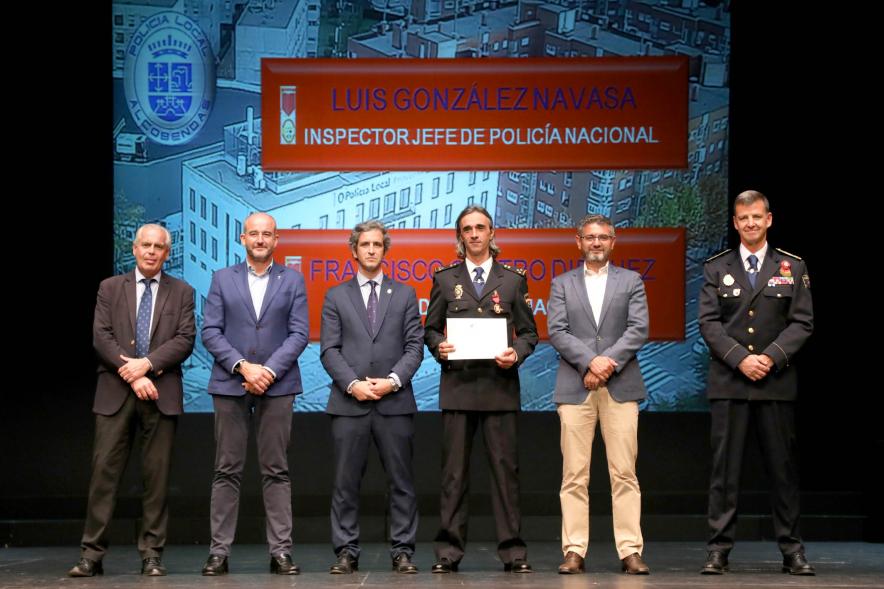 Festividad de San Juan de la Policía Local - Posado de los galardonados junto a la corporación municipal y representantes  policiales.