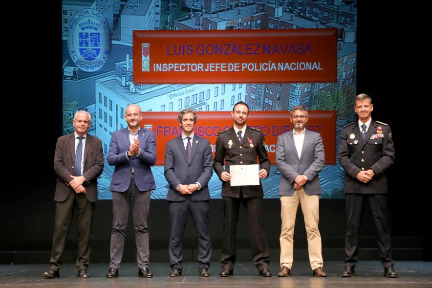 Festividad de San Juan de la Policía Local - Posado de los galardonados junto a la corporación municipal y representantes  policiales.