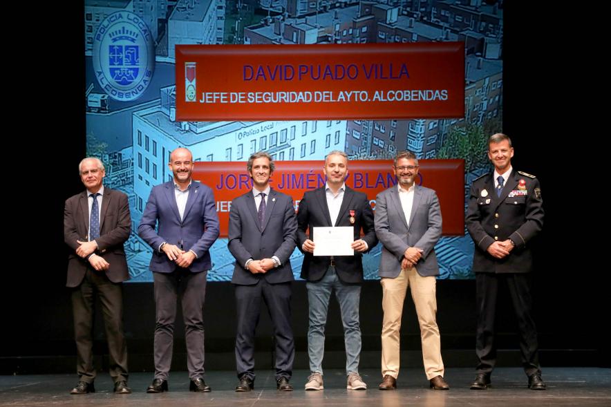 Festividad de San Juan de la Policía Local - Posado de los galardonados junto a la corporación municipal y representantes  policiales.