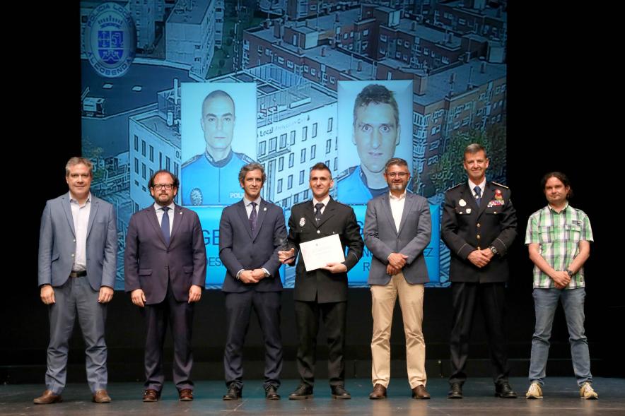 Festividad de San Juan de la Policía Local - Posado de los galardonados junto a la corporación municipal y los representantes  policiales.
