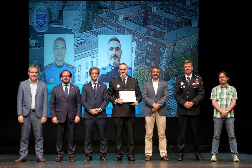 Festividad de San Juan de la Policía Local - Posado de los galardonados junto a la corporación municipal y los representantes  policiales.