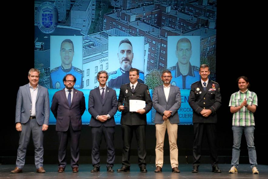 Festividad de San Juan de la Policía Local - Posado de los galardonados, la corporación municipal y los representantes  policiales.