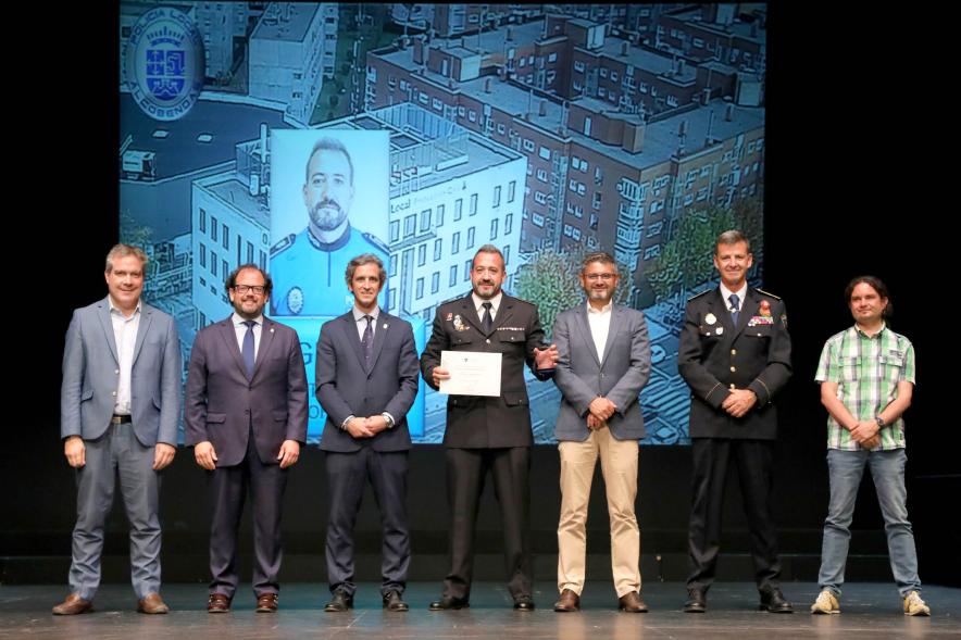 Festividad de San Juan de la Policía Local - Posado de los galardonados junto a la corporación municipal y los representantes  policiales.
