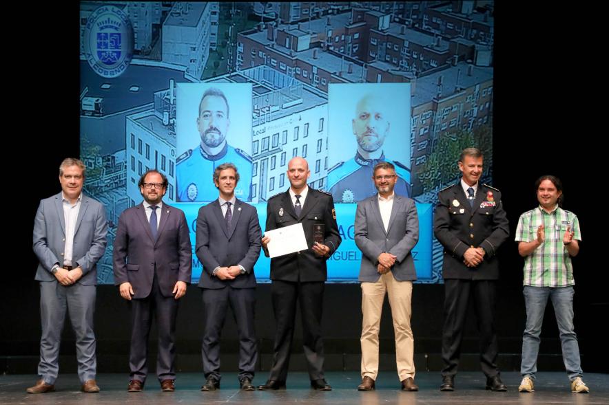 Festividad de San Juan de la Policía Local - Posado de los galardonados junto a la corporación municipal y los representantes  policiales.