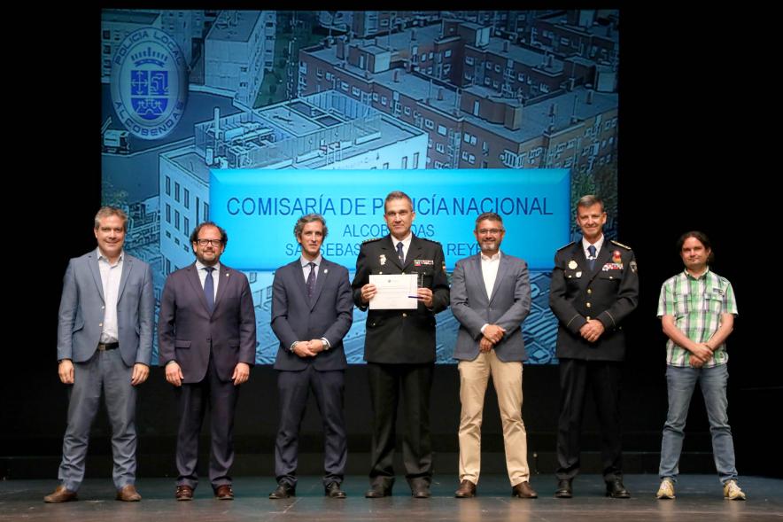 Festividad de San Juan de la Policía Local - Posado de los galardonados junto a la corporación municipal y los representantes  policiales.