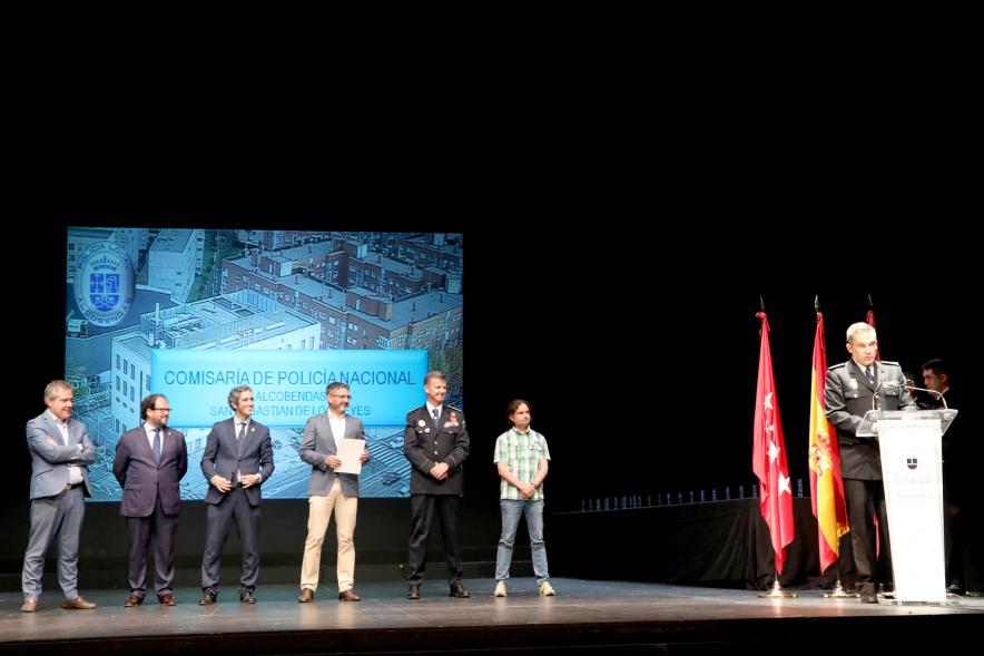 Festividad de San Juan de la Policía Local - Plano del discurso de un mando de la policía junto a la corporación municipal.