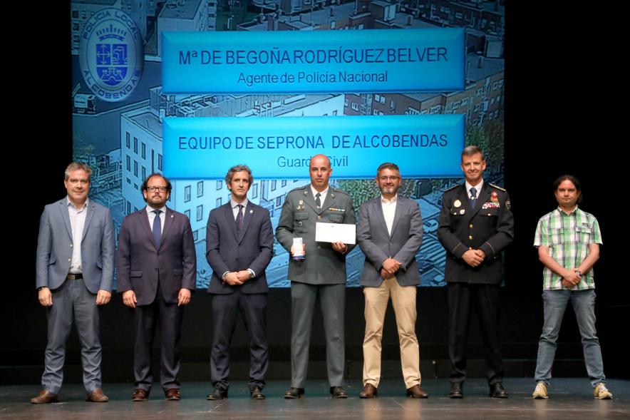 Festividad de San Juan de la Policía Local - Festividad de San Juan de la Policía Local - Posado de los galardonados junto a la corporación municipal y los representantes  policiales.
