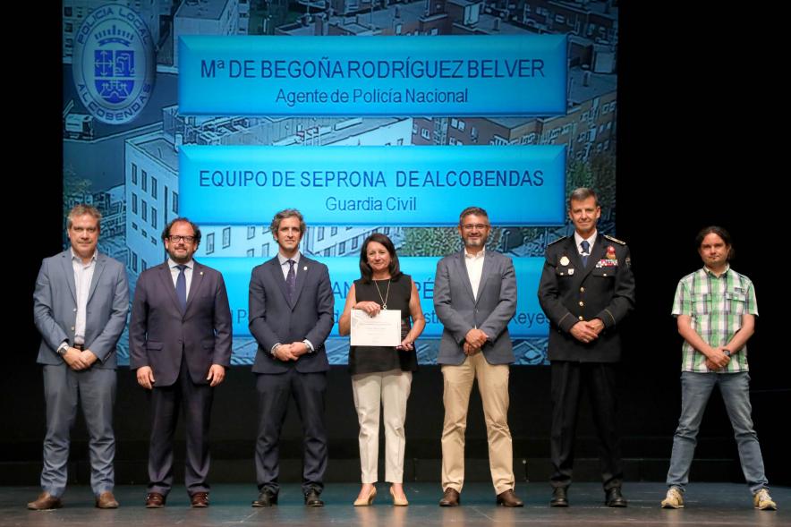 Festividad de San Juan de la Policía Local - Posado de la galardonada junto a la corporación municipal y los representantes  policiales.