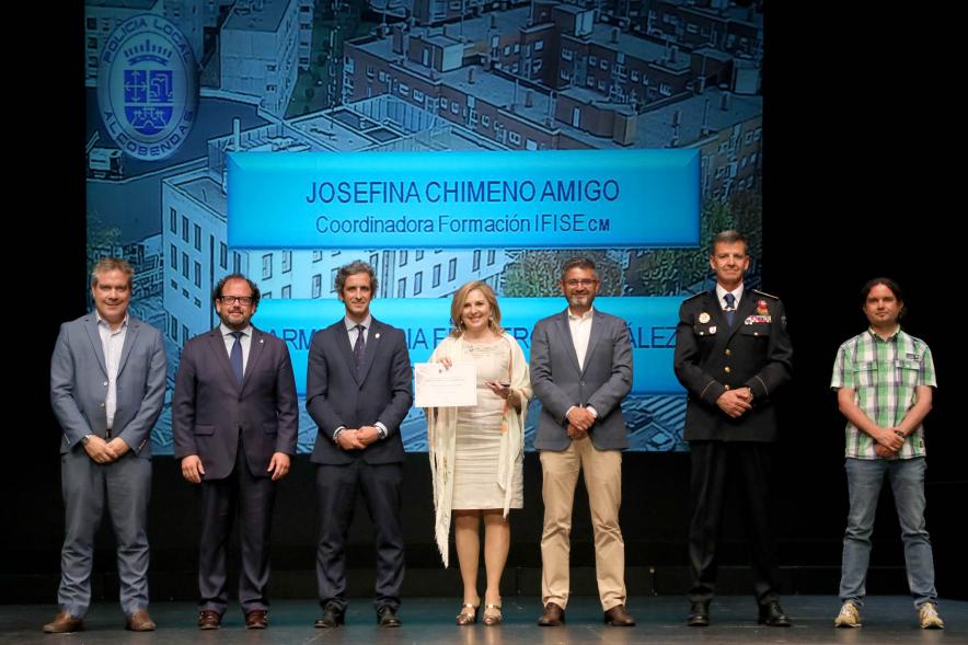 Festividad de San Juan de la Policía Local - Posado de la galardonada junto a la corporación municipal y los representantes  policiales.