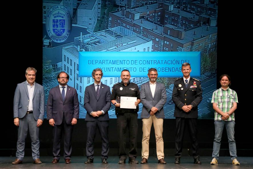 Festividad de San Juan de la Policía Local - Posado de los galardonados junto a la corporación municipal y los representantes  policiales.