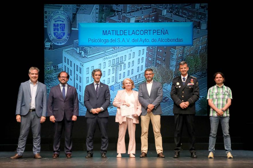 Festividad de San Juan de la Policía Local - Posado de la galardonada junto a la corporación municipal y los representantes  policiales.