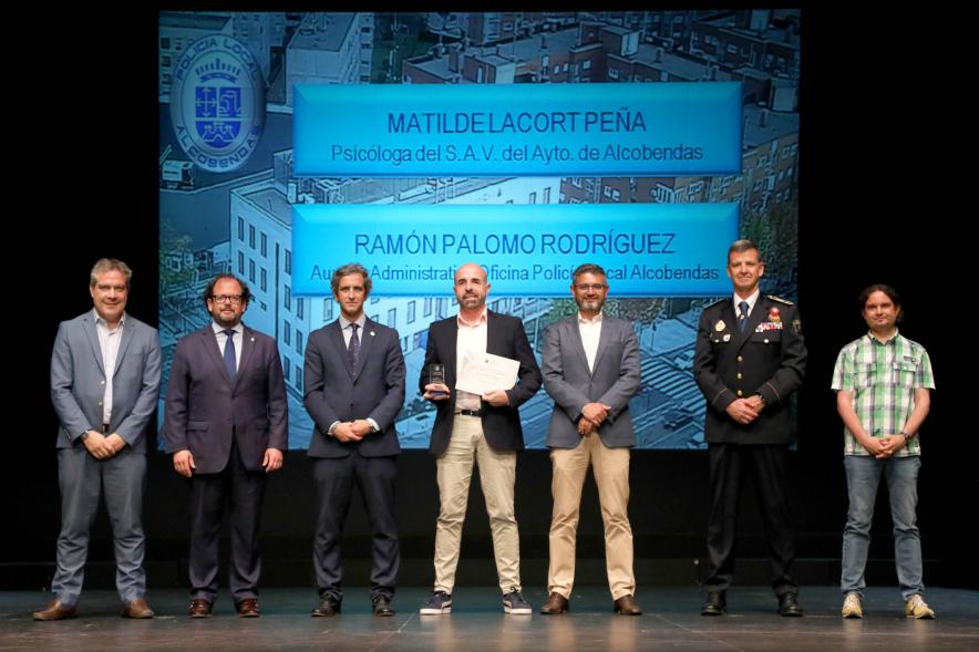 Festividad de San Juan de la Policía Local - Posado de los galardonados junto a la corporación municipal y los representantes  policiales.