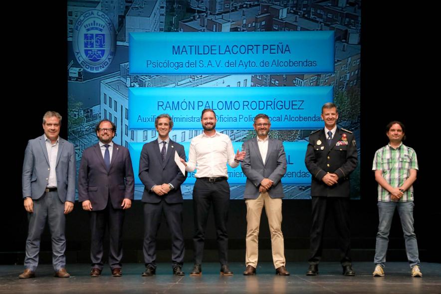 Festividad de San Juan de la Policía Local - Posado de los galardonados junto a la corporación municipal y los representantes  policiales.