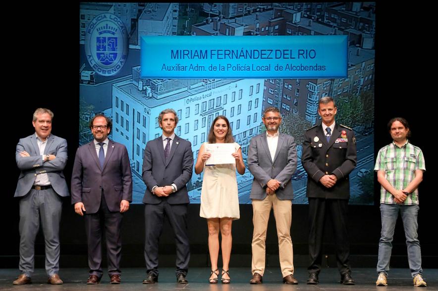 Festividad de San Juan de la Policía Local - Posado de la galardonada junto a la corporación municipal y los representantes  policiales.