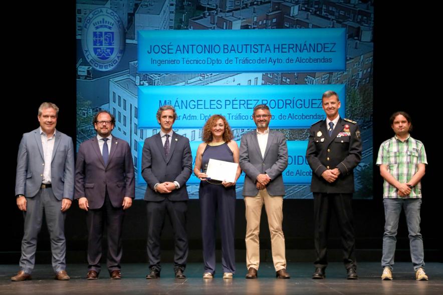 Festividad de San Juan de la Policía Local - Posado de la galardonada junto a la corporación municipal y los representantes  policiales.