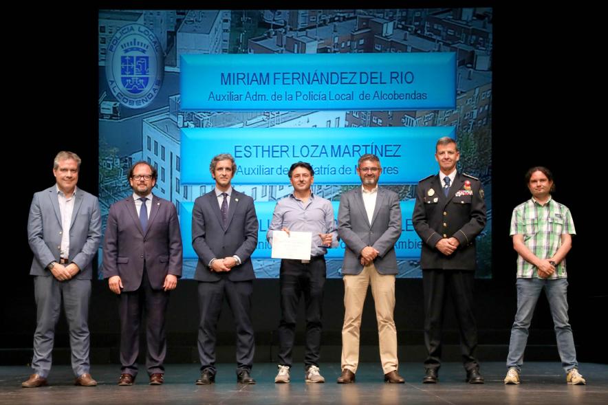 Festividad de San Juan de la Policía Local - Posado de los galardonados junto a la corporación municipal y los representantes  policiales.