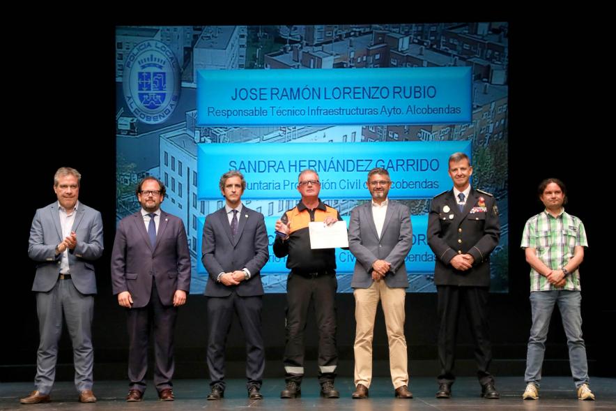 Festividad de San Juan de la Policía Local - Posado de los galardonados junto a la corporación municipal y los representantes  policiales.
